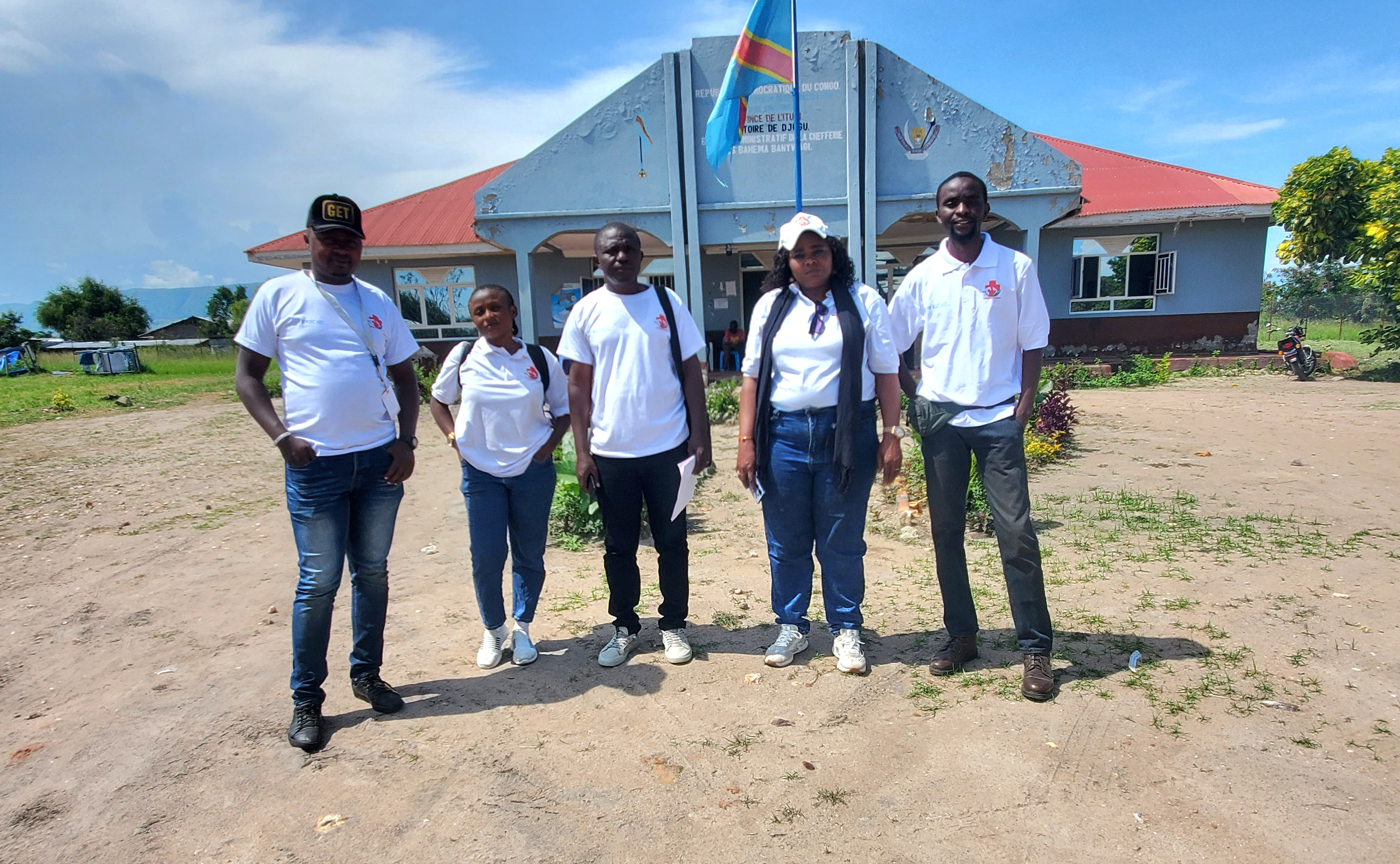 People working on a farm, representing APROSHAV's commitment to sustainable agriculture and rural development